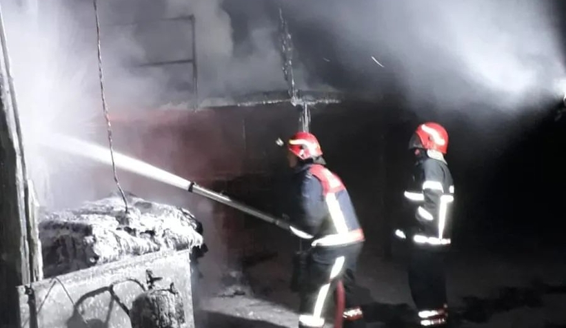 kaucuk-fabrikasi-alevlere-teslim-olduc0l3rnpoym