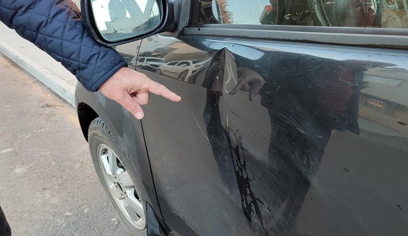 Kavga etti, hırsını arabadan aldı