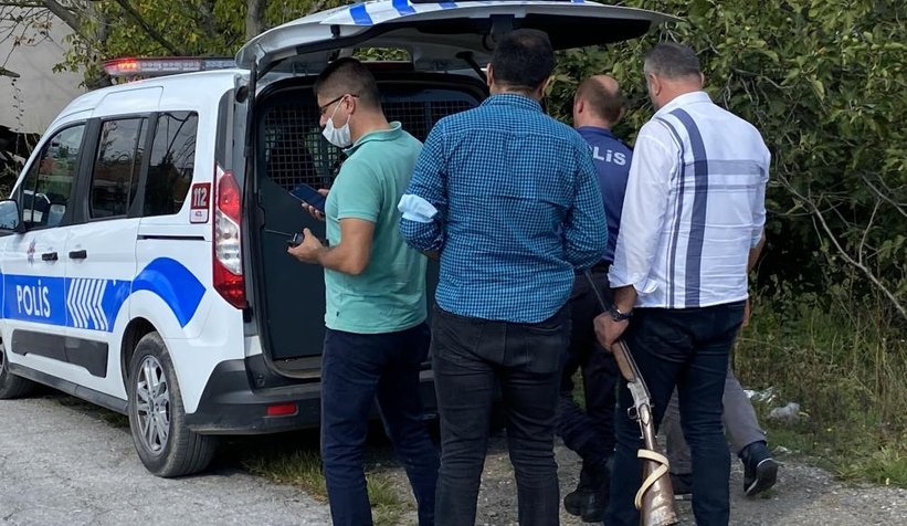 Bastıkları evde tüfekle vuruldular