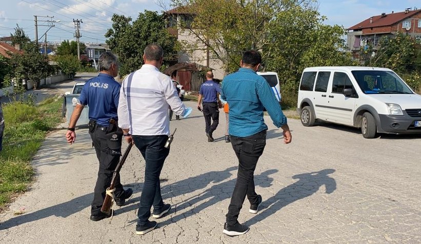 Bastıkları evde tüfekle vuruldular