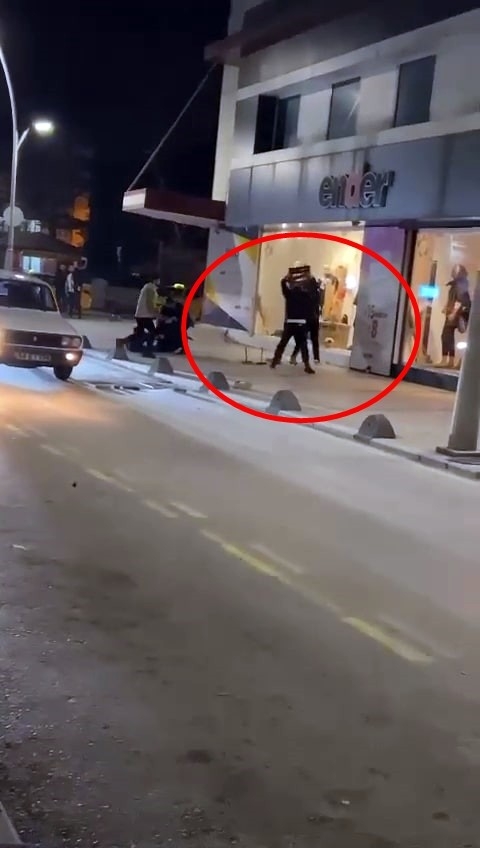 Kavga ettiği kişinin sırtında sandalyeyi böyle kırdı