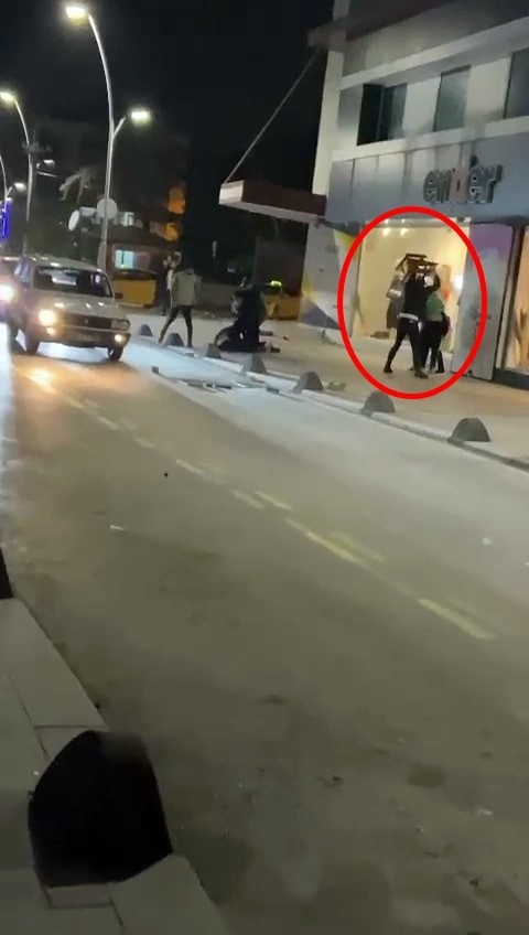 Kavga ettiği kişinin sırtında sandalyeyi böyle kırdı