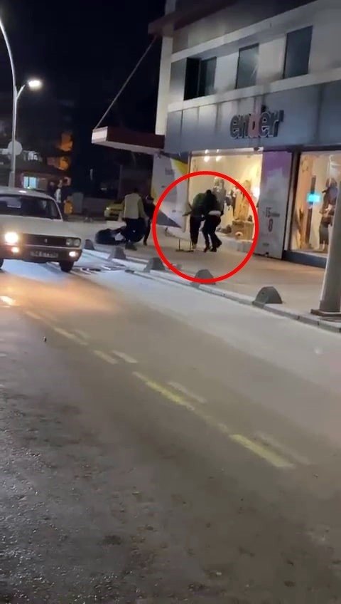 Kavga ettiği kişinin sırtında sandalyeyi böyle kırdı