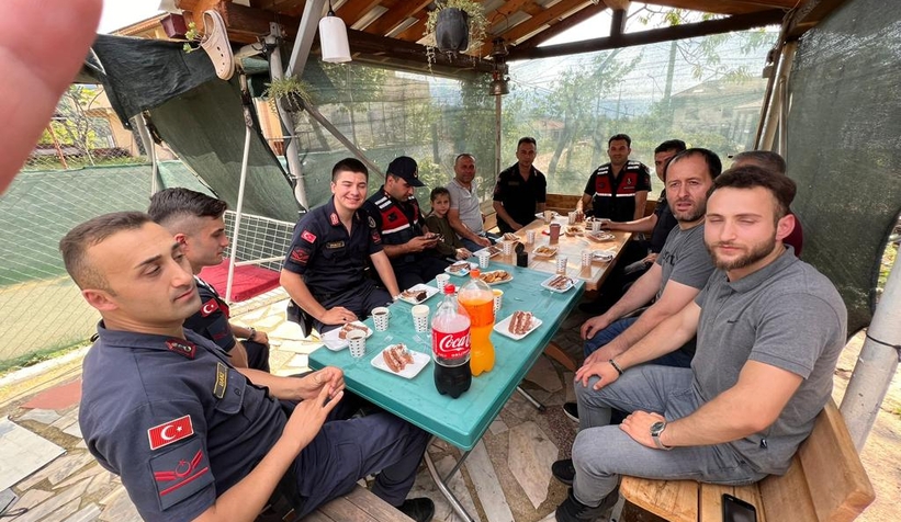 Kavga ihbarına gelen jandarmaya pastalı kutlama