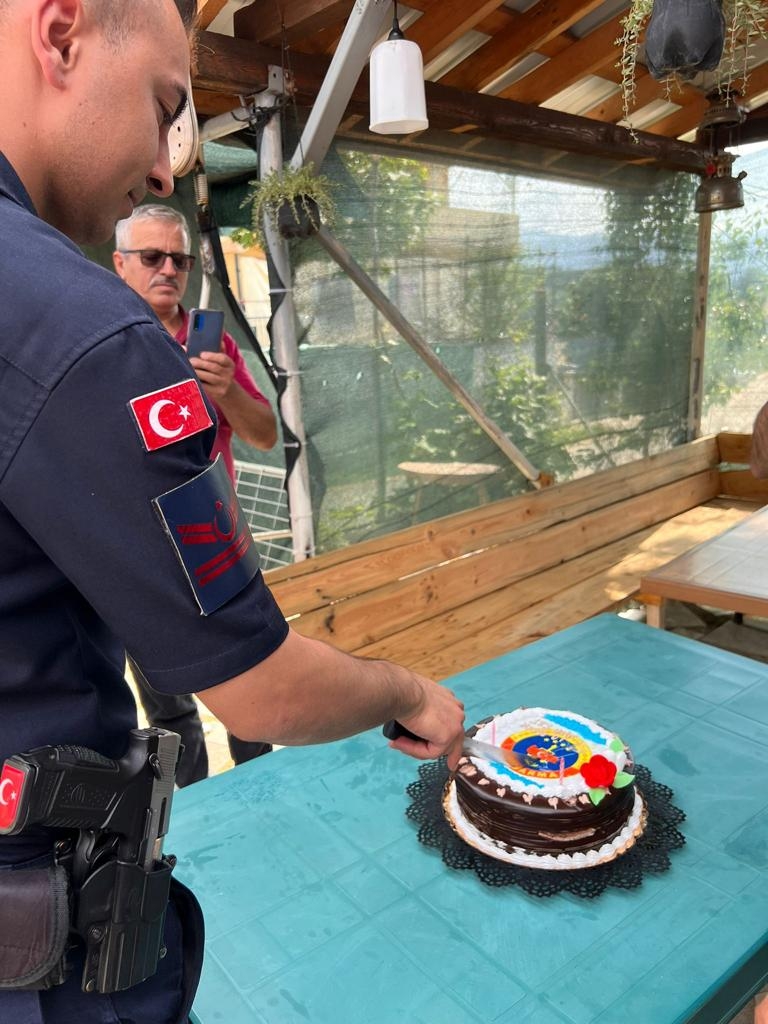 Kavga ihbarına gelen jandarmaya pastalı kutlama
