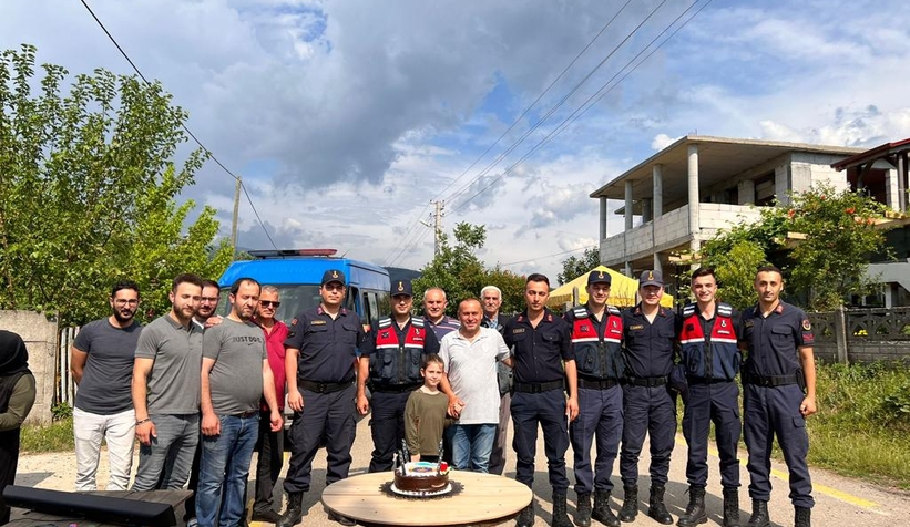 Kavga ihbarına gelen jandarmaya pastalı kutlama