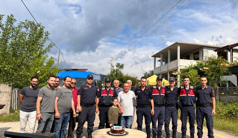 Kavga ihbarına gelen jandarmaya pastalı kutlama