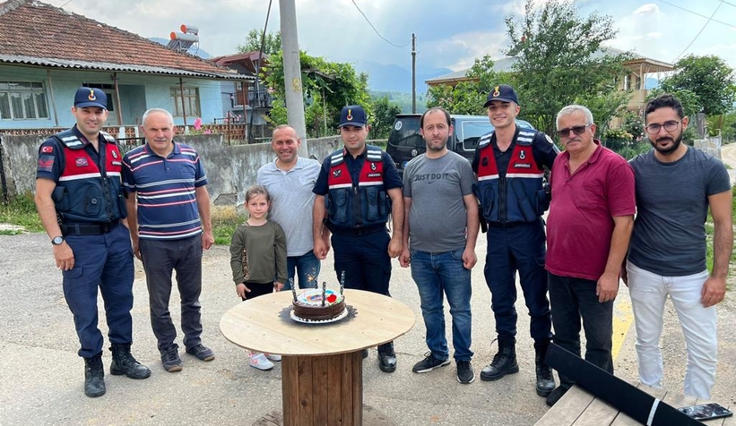 Kavga ihbarına gelen jandarmaya pastalı kutlama