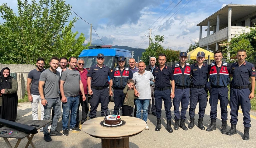 Kavga ihbarına gelen jandarmaya pastalı kutlama