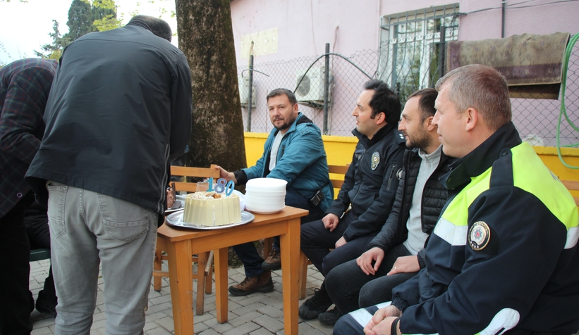 kavga-ihbarina-giden-polislere-surpriz-kutlamat3a5v3p0te