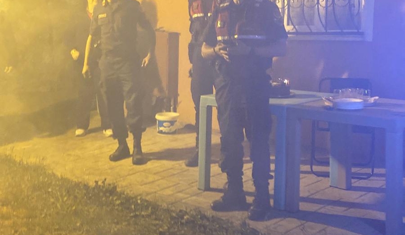 kavga-var-sandilar-pasta-ve-mesalelerle-karsilandilarb1kyemdfyz