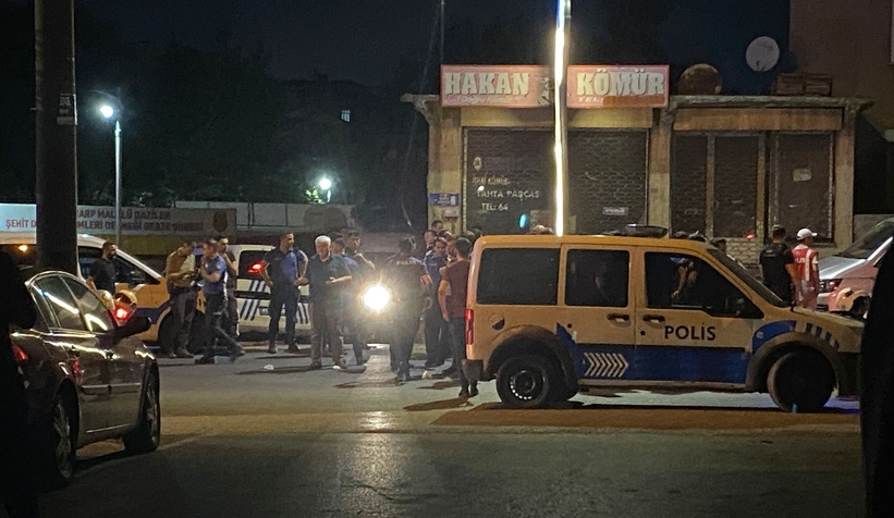 Kavgayı ayıran bekçi sırtından bıçaklandı