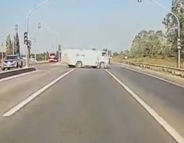 Kavşağa kontrolsüzce giren tanker faciaya neden oluyordu