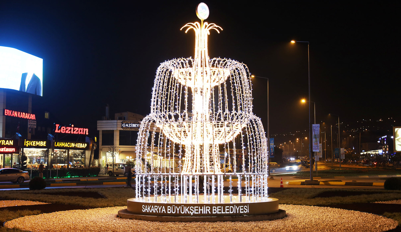 Kavşağa şelale motifli led aydınlatma uygulaması yapıldı