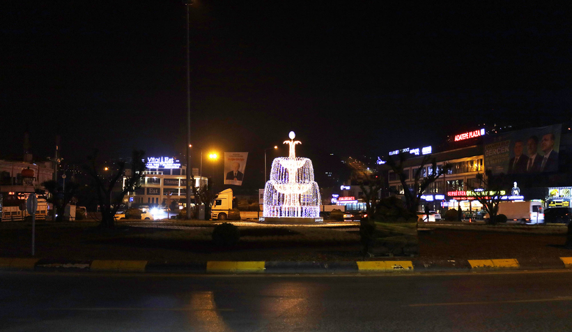 Kavşağa şelale motifli led aydınlatma uygulaması yapıldı