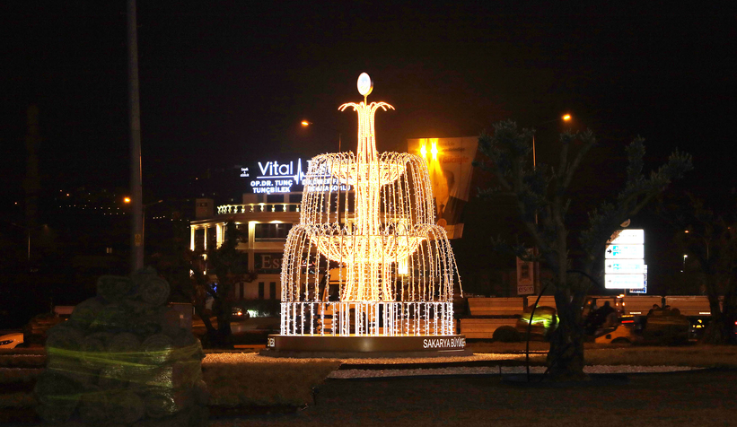 Kavşağa şelale motifli led aydınlatma uygulaması yapıldı