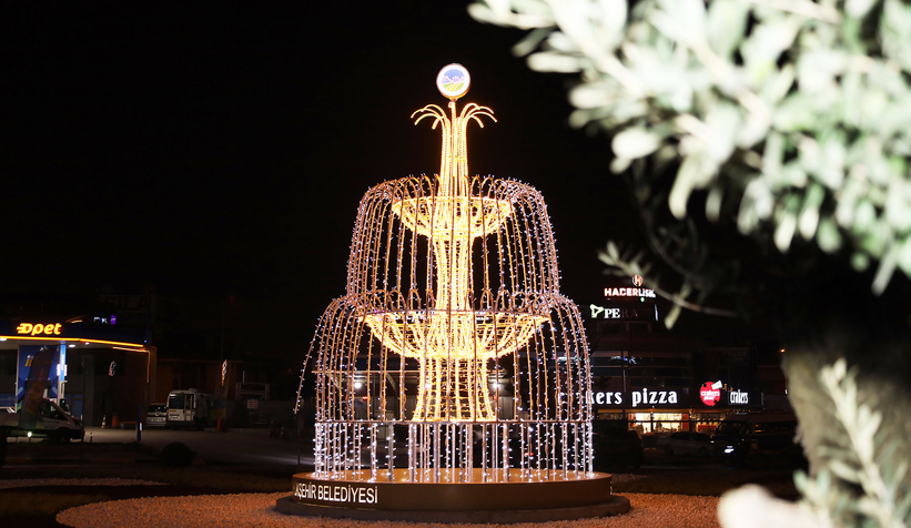 Kavşağa şelale motifli led aydınlatma uygulaması yapıldı