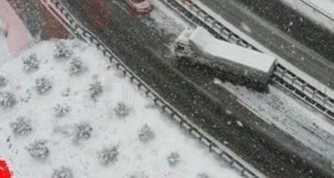 Kayan kamyon ters yöne döndü