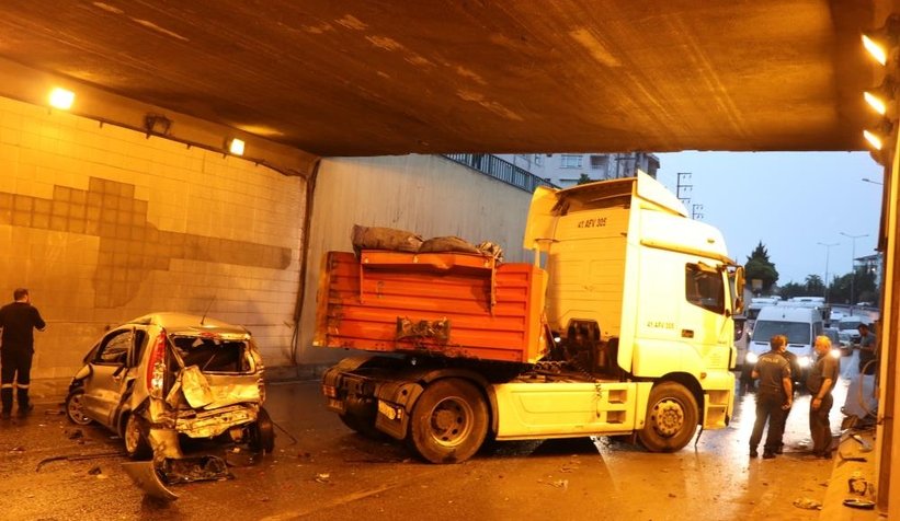 Kayganlaşan yolda 17 araç birbirine girdi: 4 yaralı