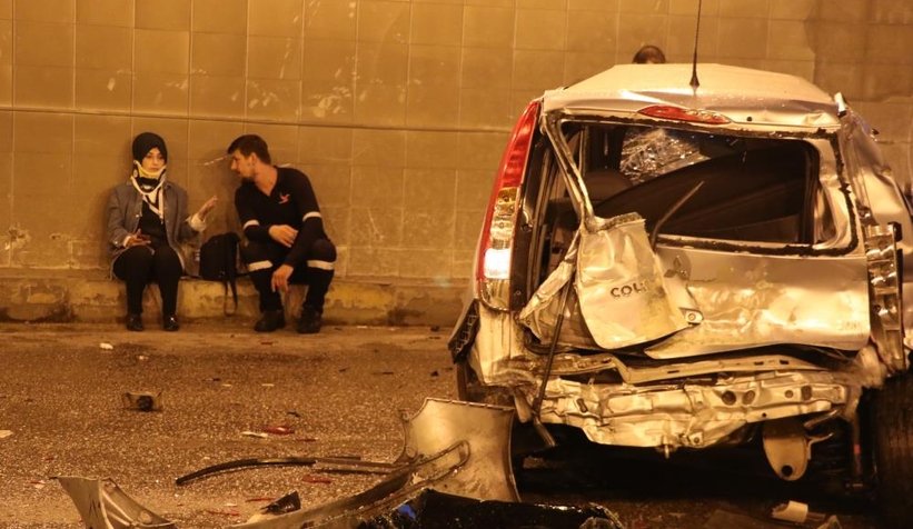 Kayganlaşan yolda 17 araç birbirine girdi: 4 yaralı