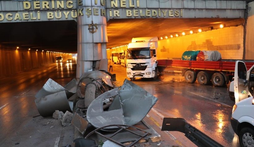 Kayganlaşan yolda 17 araç birbirine girdi: 4 yaralı