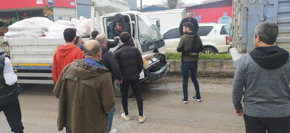 kaynarca-da-kamyonet-tira-carptir3fya3vvcd