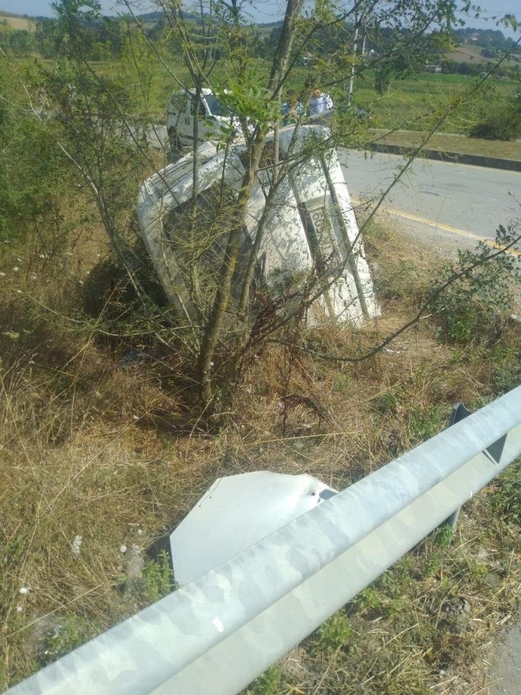 Kaynarca'da panelvan devrildi: 1 yaralı