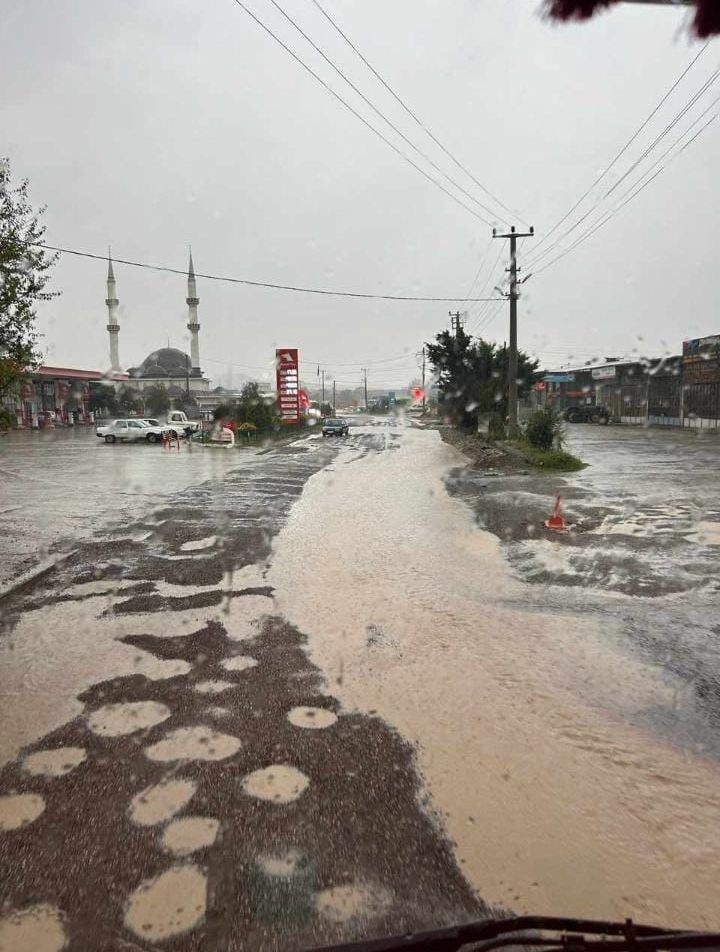 Kaynarca'da yollar göle döndü