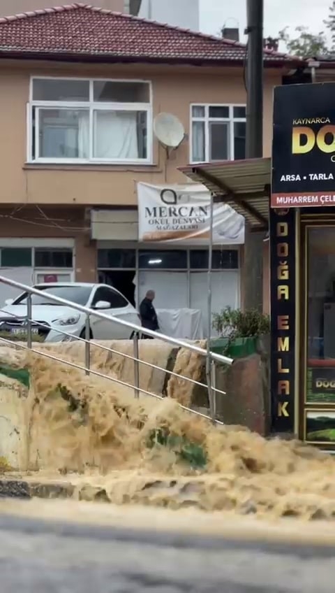 Kaynarca'da yollar göle döndü