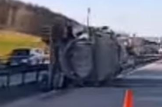 Kaynarca yolunda vidanjör devrildi