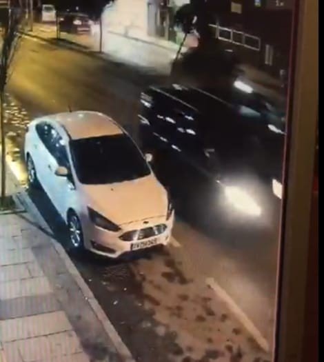 Kaza anı kamerada; lüks otomobili bırakıp böyle kaçtı