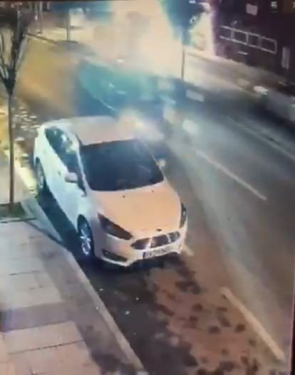 Kaza anı kamerada; lüks otomobili bırakıp böyle kaçtı