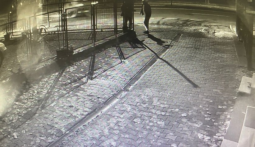 Kaza anı kamerada; lüks otomobili bırakıp böyle kaçtı