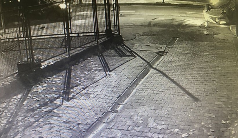 Kaza anı kamerada; lüks otomobili bırakıp böyle kaçtı