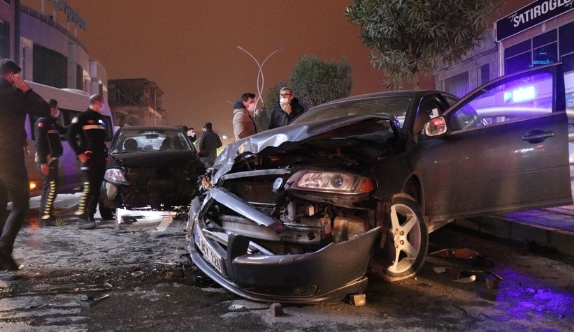 Kaza anı kamerada; lüks otomobili bırakıp böyle kaçtı