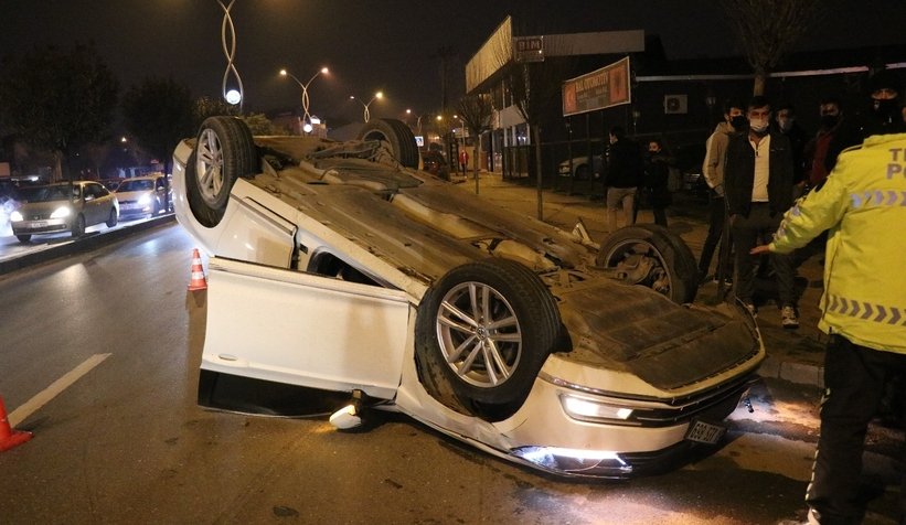 Kaza anı kamerada; lüks otomobili bırakıp böyle kaçtı
