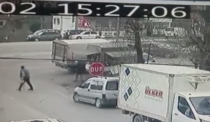 Kaza anı kamerada; Panikle kaçtılar