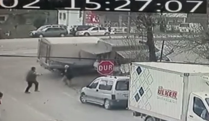 Kaza anı kamerada; Panikle kaçtılar