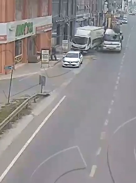 Kaza anları kamerada; Ölümden böyle kurtuldu