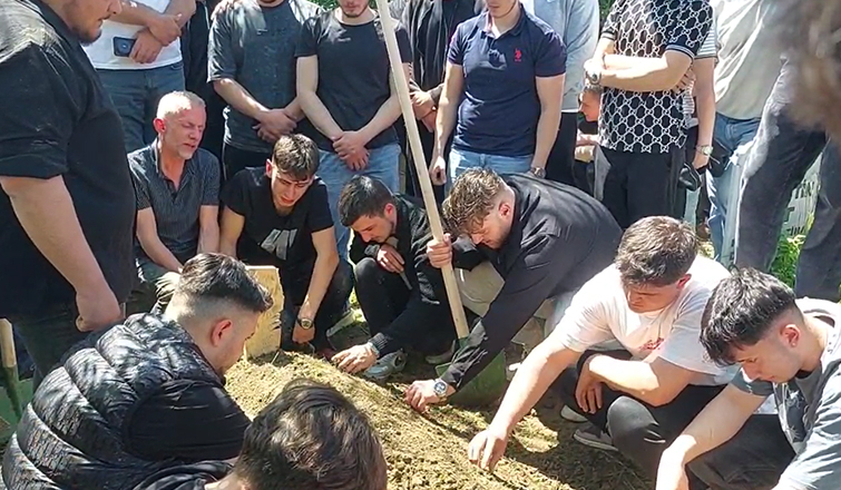 kaza-kurbani-emirhan-in-babasinin-mezari-basindaki-sozleri-yurekleri-dagladibtq3ngm0rs