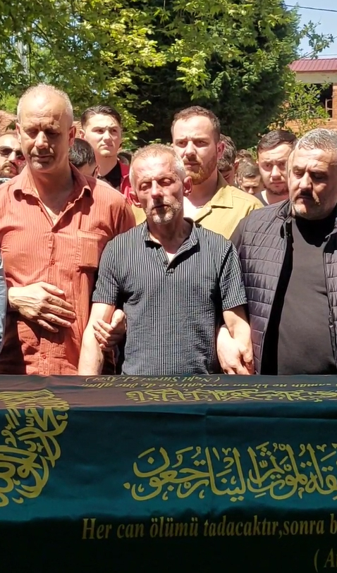 kaza-kurbani-emirhan-in-babasinin-mezari-basindaki-sozleri-yurekleri-dagladibtq3ngm0rs