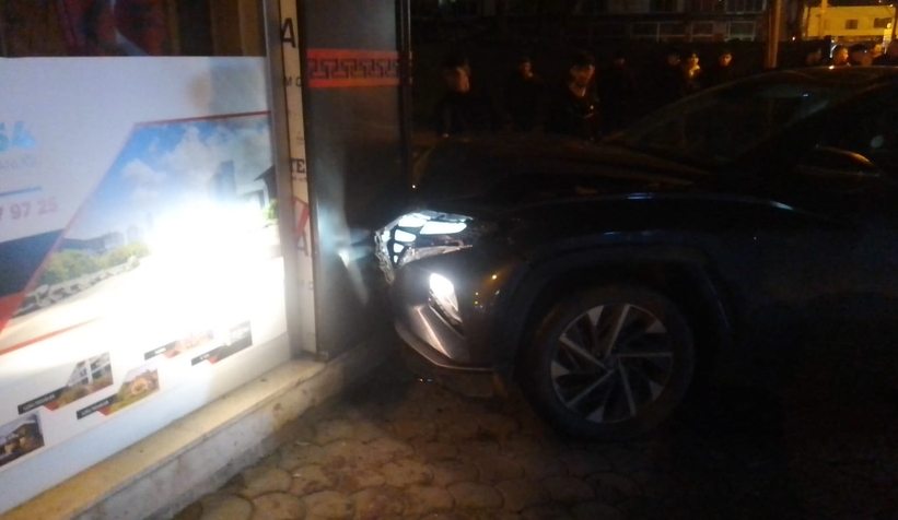 Kaza yapan otomobil az kalsın iş yerine giriyordu