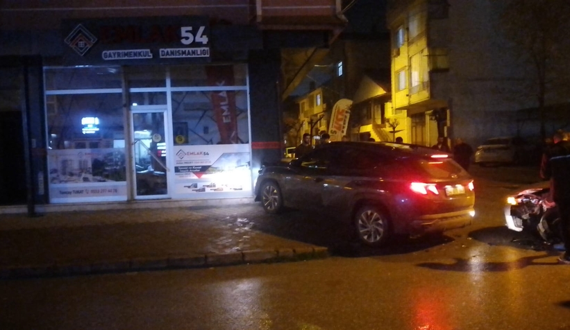 Kaza yapan otomobil az kalsın iş yerine giriyordu