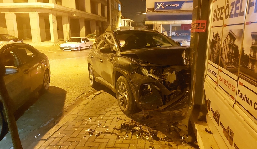 Kaza yapan otomobil az kalsın iş yerine giriyordu