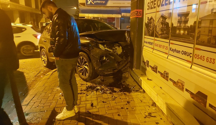 Kaza yapan otomobil az kalsın iş yerine giriyordu