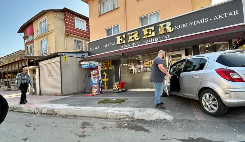 kaza-yapan-otomobil-markete-boyle-daldirnnrmssryw