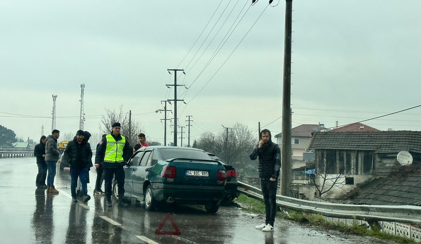 Kaza yapana yardım için duran araca otomobil çarptı