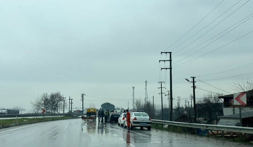 Kaza yapana yardım için duran araca otomobil çarptı