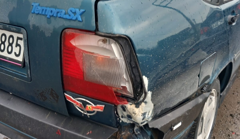 Kaza yapana yardım için duran araca otomobil çarptı