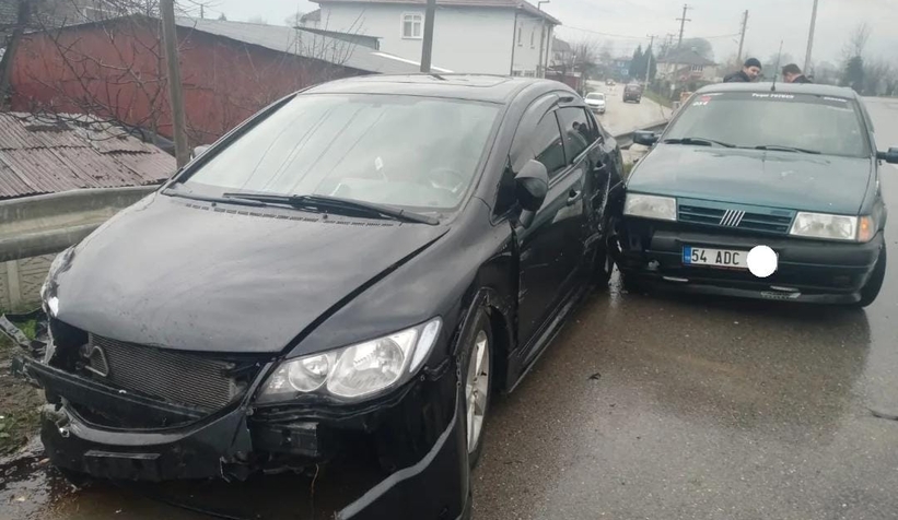 Kaza yapana yardım için duran araca otomobil çarptı